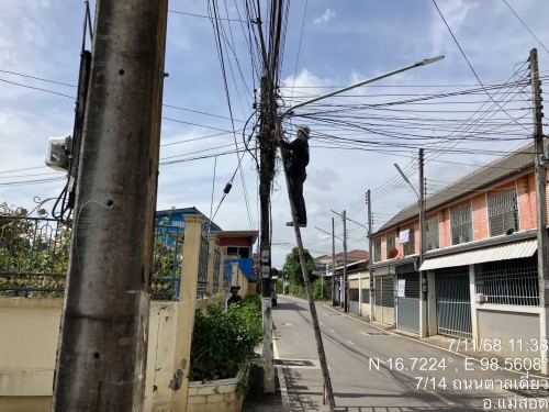 เจ้าหน้าที่กองยุทธศาสตร์และงบประมาณ ดำเนินการตามคำร้องขอซ่อมแซมเคเบิ้ลทีวี ชุมชนตาลเดี่ยว