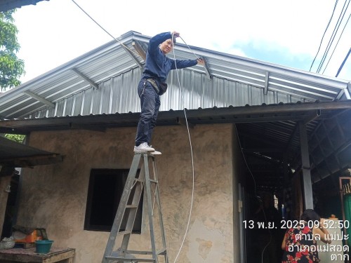 เจ้าหน้าที่กองยุทธศาสตร์และงบประมาณ ดำเนินการตามคำร้องขอซ่อมแซมเคเบิ้ลทีวี ชุมชนสองแคว1