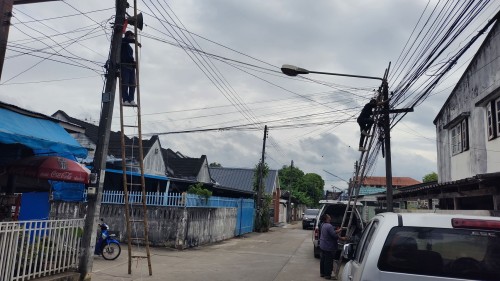 เจ้าหน้าที่กองยุทธศาสตร์และงบประมาณ ดำเนินการตามคำร้องขอซ่อมแซมเคเบิ้ลทีวี ชุมชนจ๊อกจอ