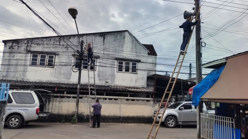 เจ้าหน้าที่กองยุทธศาสตร์และงบประมาณ ดำเนินการตามคำร้องขอซ่อมแซมเคเบิ้ลทีวี ชุมชนจ๊อกจอ