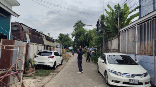 เจ้าหน้าที่กองยุทธศาสตร์และงบประมาณ ดำเนินการตามคำร้องขอซ่อมแซมเคเบิ้ลทีวี ชุมชนจ๊อกจอ