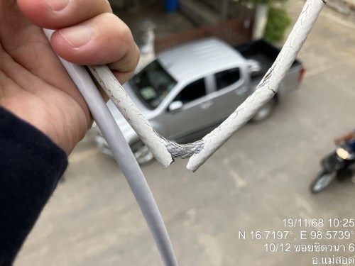 เจ้าหน้าที่กองยุทธศาสตร์และงบประมาณ ดำเนินการตามคำร้องขอซ่อมแซมเคเบิ้ลทีวี ชุมชนจ๊อกจอ