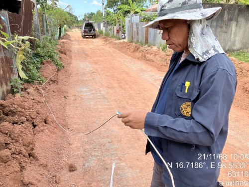 เจ้าหน้าที่กองยุทธศาสตร์และงบประมาณ ดำเนินการตามคำร้องขอซ่อมแซมเคเบิ้ลทีวี ชุมชนสองแควสอง