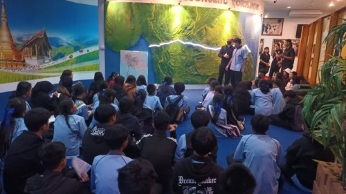  เทศบาลนครแม่สอดให้การต้อนรับครูและนักเรียนโรงเรียนแม่ปะวิทยาคมที่เข้าทัศนศึกษาและเยี่ยมชมพิพิธภัณฑ์นครแม่สอด