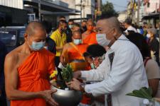 กิจกรรมบุญตักบตร และประพรมน้ำมนต์ ข้าวดอกไม้ เสริมสร้างสิริมงคลและขวัญกำลังใจให้แก่พุทธศาสนิกชนชาวอำเภอแม่สอด