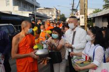 กิจกรรมบุญตักบตร และประพรมน้ำมนต์ ข้าวดอกไม้ เสริมสร้างสิริมงคลและขวัญกำลังใจให้แก่พุทธศาสนิกชนชาวอำเภอแม่สอด