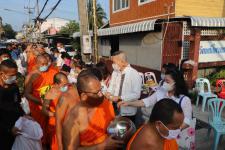 กิจกรรมบุญตักบตร และประพรมน้ำมนต์ ข้าวดอกไม้ เสริมสร้างสิริมงคลและขวัญกำลังใจให้แก่พุทธศาสนิกชนชาวอำเภอแม่สอด