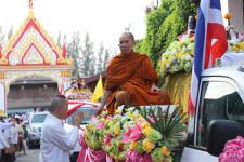 กิจกรรมบุญตักบตร และประพรมน้ำมนต์ ข้าวดอกไม้ เสริมสร้างสิริมงคลและขวัญกำลังใจให้แก่พุทธศาสนิกชนชาวอำเภอแม่สอด