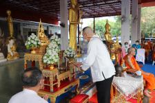 กิจกรรมบุญตักบตร และประพรมน้ำมนต์ ข้าวดอกไม้ เสริมสร้างสิริมงคลและขวัญกำลังใจให้แก่พุทธศาสนิกชนชาวอำเภอแม่สอด