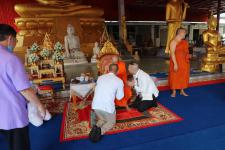 กิจกรรมบุญตักบตร และประพรมน้ำมนต์ ข้าวดอกไม้ เสริมสร้างสิริมงคลและขวัญกำลังใจให้แก่พุทธศาสนิกชนชาวอำเภอแม่สอด