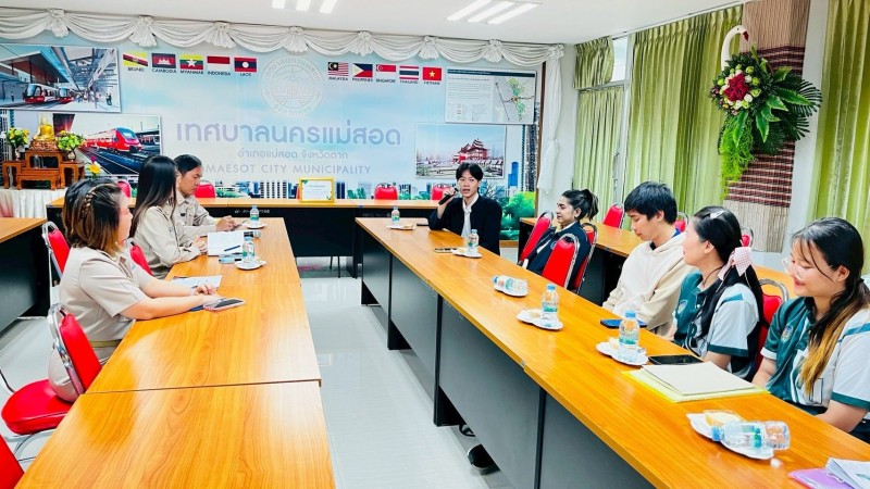 ฝ่ายสังคมสงเคราะห์ มอบเกียรติบัตร ขอบคุณประธานและคณะกรรมการชุมชนวัดหลวงที่เป็นพื้นที่สนับสนุนการรับนักศึกษาเข้าฝึกประสบการณ์ภาคสนาม