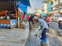 เทศบาลนครแม่สอด ดำเนินการฉีดล้างทำความสะอาด และพ่นยาฆ่าเชื้อ ตลาดสดบ้านเหนือ และตลาดศรีมอย