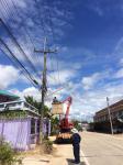 งานไฟฟ้า ฝ่ายการโยธา ออกปฏิบัติหน้าที่ติดโคมไฟและซ่อมแซมไฟฟ้าส่องสว่างถนนสาธารณะในเขตชุมชนต่าง ๆ