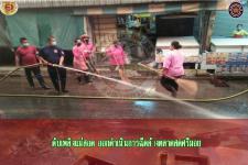 ดับเพลิงเเม่สอด ออกดำเนินการฉีดล้างตลาดสดศรีมอย
