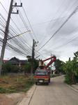 งานไฟฟ้า ฝ่ายการโยธา ออกปฏิบัติหน้าที่ติดโคมไฟและซ่อมแซมไฟฟ้าส่องสว่างถนนสาธารณะในเขตชุมชนต่าง ๆ