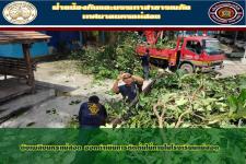 ดับเพลิงนครแม่สอด ออกดำเนินการตัดต้นไม้ภายในโรงเรียนแม่สอด