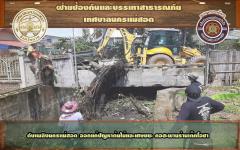 ดับเพลิงนครแม่สอด ออกแก้ปัญหาต้นไม้และเศษขยะ คอสะพานร้านเต๊กโอชา