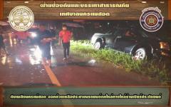 ดับเพลิงนครแม่สอด ออกช่วยเหลือประชาชนรถยนต์ตกไหล่ทางใกล้ร้านเบียร์ประดับยนต์