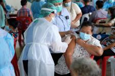 คลินิกชุมชนอบอุ่นเทศบาลนครแม่สอด ออกหน่วยฉีดวัคซีนป้องกันโควิด-19 ณ วัดบุญญาวาส