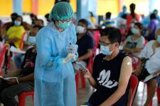 คลินิกชุมชนอบอุ่นเทศบาลนครแม่สอด ออกหน่วยฉีดวัคซีนป้องกันโควิด-19 ณ วัดบุญญาวาส