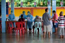 คลินิกชุมชนอบอุ่นเทศบาลนครแม่สอด ออกหน่วยฉีดวัคซีนป้องกันโควิด-19 ณ วัดบุญญาวาส