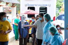 คลินิกชุมชนอบอุ่นเทศบาลนครแม่สอด ออกหน่วยฉีดวัคซีนป้องกันโควิด-19 ณ วัดบุญญาวาส