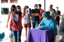 คลินิกชุมชนอบอุ่นเทศบาลนครแม่สอด ออกหน่วยฉีดวัคซีนป้องกันโควิด-19 ณ วัดดอนไชย