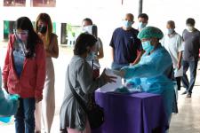 คลินิกชุมชนอบอุ่นเทศบาลนครแม่สอด ออกหน่วยฉีดวัคซีนป้องกันโควิด-19 ณ วัดดอนไชย