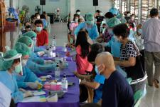 คลินิกชุมชนอบอุ่นเทศบาลนครแม่สอด ออกหน่วยฉีดวัคซีนป้องกันโควิด-19 ณ วัดดอนไชย