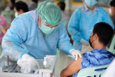 คลินิกชุมชนอบอุ่นเทศบาลนครแม่สอด ออกหน่วยฉีดวัคซีนป้องกันโควิด-19 ณ วัดดอนไชย