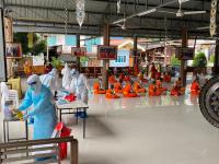 คลินิกชุมชนอบอุ่นเทศบาลนครแม่สอดลงพื้นที่สอบสวนโรคและตรวจหาเชื้อ COVID-19 ในวัดดอนแก้ว