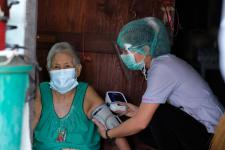 คลินิกชุมชนอบอุ่นเทศบาลนครแม่สอด ออกหน่วยฉีดวัคซีนป้องกันโควิด-19 ให้กับผู้สูงอายุที่ติดบ้าน ติดเตียง