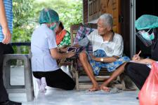 คลินิกชุมชนอบอุ่นเทศบาลนครแม่สอด ออกหน่วยฉีดวัคซีนป้องกันโควิด-19 ให้กับผู้สูงอายุที่ติดบ้าน ติดเตียง