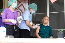 คลินิกชุมชนอบอุ่นเทศบาลนครแม่สอด ออกหน่วยฉีดวัคซีนป้องกันโควิด-19 ให้กับผู้สูงอายุที่ติดบ้าน ติดเตียง ในชุมชนสองแคว1