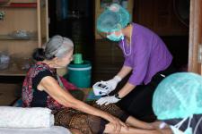 คลินิกชุมชนอบอุ่นเทศบาลนครแม่สอด ออกหน่วยฉีดวัคซีนป้องกันโควิด-19 ให้กับผู้สูงอายุที่ติดบ้าน ติดเตียง ในชุมชนสองแคว1