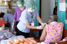 คลินิกชุมชนอบอุ่นเทศบาลนครแม่สอด ออกหน่วยฉีดวัคซีนป้องกันโควิด-19 ให้กับผู้สูงอายุที่ติดบ้าน ติดเตียง ในชุมชนสองแคว1