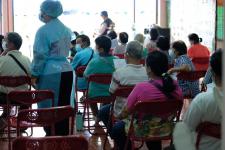 คลินิกชุมชนอบอุ่นเทศบาลนครแม่สอด ออกหน่วยฉีดวัคซีนป้องกันโควิด-19 ณ ที่ทำการชุมชนสองแคว1