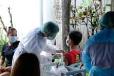 คลินิกชุมชนอบอุ่นเทศบาลนครแม่สอด ออกหน่วยฉีดวัคซีนป้องกันโควิด-19 ณ ที่ทำการชุมชนสองแคว1