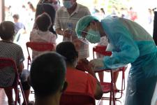 คลินิกชุมชนอบอุ่นเทศบาลนครแม่สอด ออกหน่วยฉีดวัคซีนป้องกันโควิด-19 ณ ที่ทำการชุมชนสองแคว1