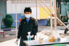 นายพีระ วงค์หมอ ผู้อำนวยการกองการศึกษา ลงพื้นที่ตรวจความเรียบร้อยในการตรวจเชื้อโคโรน่า-2019 ด้วยชุดตรวจ Antigen-Kit (ATK) ของนักเรียนระดับชั้น ป.1-ป-6 ภายในสถานศึกษาสังกัดเทศบาลนครแม่สอด
