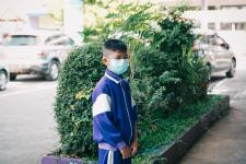 นายพีระ วงค์หมอ ผู้อำนวยการกองการศึกษา ลงพื้นที่ตรวจความเรียบร้อยในการตรวจเชื้อโคโรน่า-2019 ด้วยชุดตรวจ Antigen-Kit (ATK) ของนักเรียนระดับชั้น ป.1-ป-6 ภายในสถานศึกษาสังกัดเทศบาลนครแม่สอด