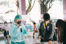 นายพีระ วงค์หมอ ผู้อำนวยการกองการศึกษา ลงพื้นที่ตรวจความเรียบร้อยในการตรวจเชื้อโคโรน่า-2019 ด้วยชุดตรวจ Antigen-Kit (ATK) ของนักเรียนระดับชั้น ป.1-ป-6 ภายในสถานศึกษาสังกัดเทศบาลนครแม่สอด