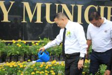 เทศบาลนครแม่สอด ดำเนินโครงการปลุกดอกดาวเรือง ถวายเป็นพระราชกุศล