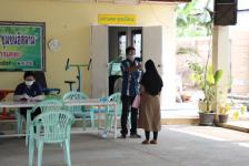 เทศบาลนครแม่สอด แจกเบี้ยยังชีพผู้สูงอายุและผู้พิการ ประจำเดือนเมษายน 2563