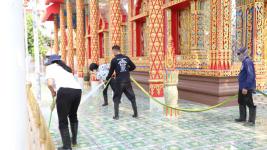 ทน.แม่สอดพ่นยาฆ่าเชื้อวัดชุมพลคีรีต้านภัยโควิด-19