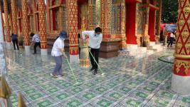 ทน.แม่สอดพ่นยาฆ่าเชื้อวัดชุมพลคีรีต้านภัยโควิด-19