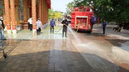 ทน.แม่สอดพ่นยาฆ่าเชื้อวัดชุมพลคีรีต้านภัยโควิด-19