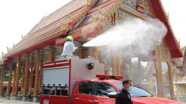 ทน.แม่สอดพ่นยาฆ่าเชื้อวัดชุมพลคีรีต้านภัยโควิด-19