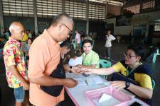 เทศบาลนครแม่สอด แจกเบี้ยยังชีพผู้สูงอายุและผู้พิการ ประจำเดือนเมษายน 2562