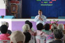เทศบาลนครแม่สอดมอบเงินสงเคราะห์เพื่อการยังชีพผู้สูงอายุและผู้พิการ ที่อยู่ในเขตเทศบาลนครแม่สอด ประจำเดือนกรกฎาคม 2559
